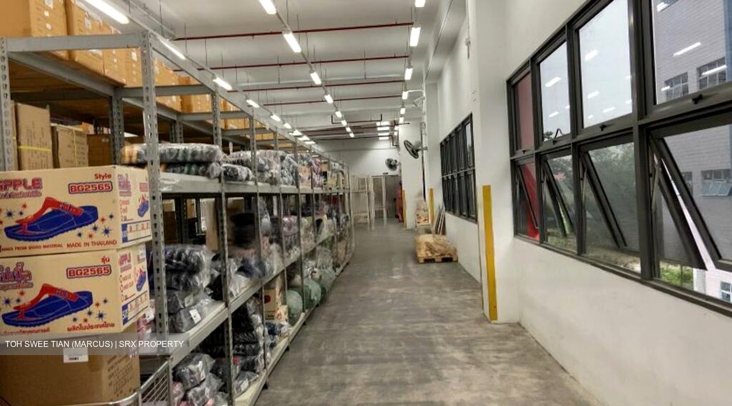 Form Industrial Building (D18), Factory #460976601